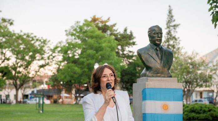 La presidenta del HCD encabezó la inauguración del busto de Alfonsín en la Plaza Eduardo Costa