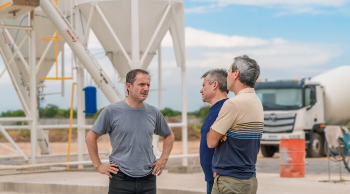 Abella visitó la planta de otra empresa importante que se instaló en Campana.