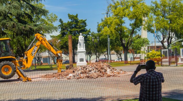 El Municipio comenzará a reconstruir el mástil de la Plaza Eduardo Costa y se inaugurará el 25 de Mayo