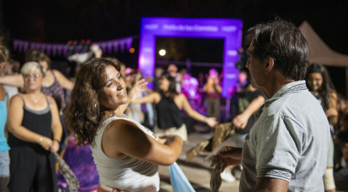 Los vecinos disfrutaron de otra noche de folklore en la Plaza de Las Carretas
