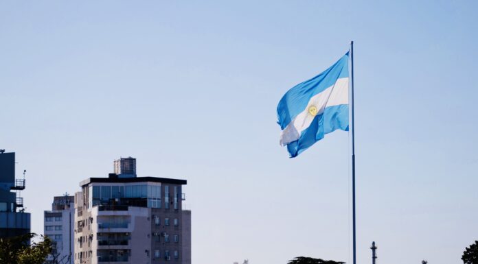 La bandera nacional ya flamea en el nuevo mástil de la Plaza Eduardo Costa