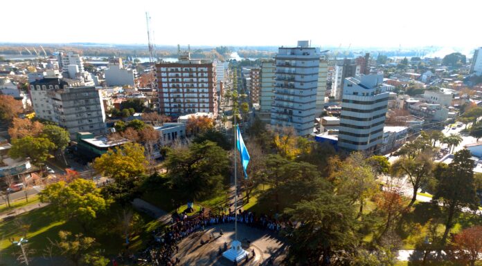 En el Día de la Bandera, se reinauguró el histórico mástil de la plaza Eduardo Costa