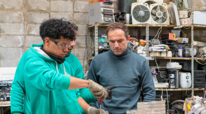 Abella visitó una empresa dedicada al reciclaje de aparatos eléctricos y electrónicos