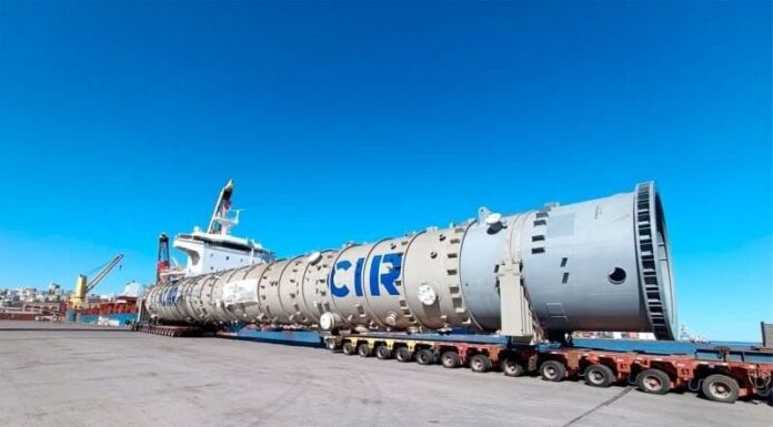 Un mega operativo cruzó fronteras: de Montevideo a Campana llegó una torre de destilación de 300 toneladas