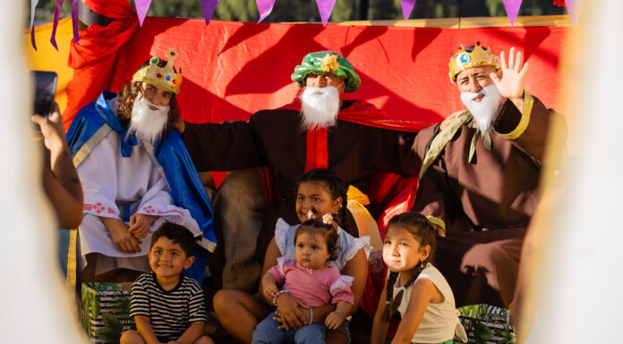 Los Reyes Magos compartieron un momento mágico con los más chicos en la Costanera
