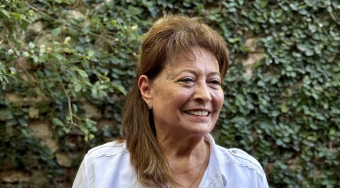 Adela Rojas, la artista que sigue encontrando sentido en cada trazo de acuarela