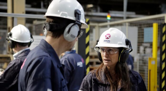 Elisa Abella visitó la refinería de Axion energy