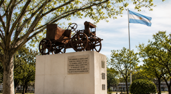 El monumento al primer automóvil argentino