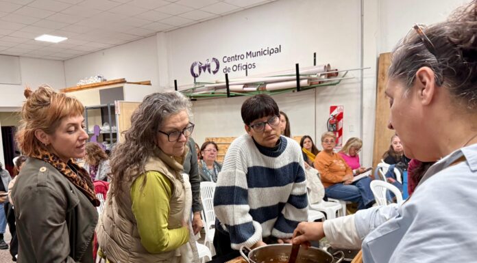 Centro Municipal de Oficios: vecinas se capacitaron en una masterclass sobre tintes naturales