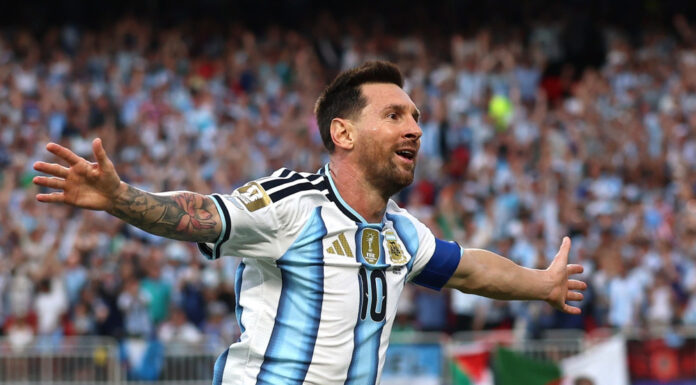 Argentina goleó a Argelia en su debut mundialista y Messi hizo historia con un triplete